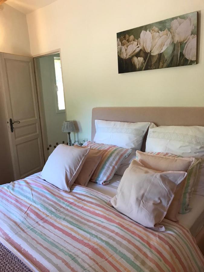 Les Gouts Et Les Couleurs Aparthotel Cucuron Ngoại thất bức ảnh