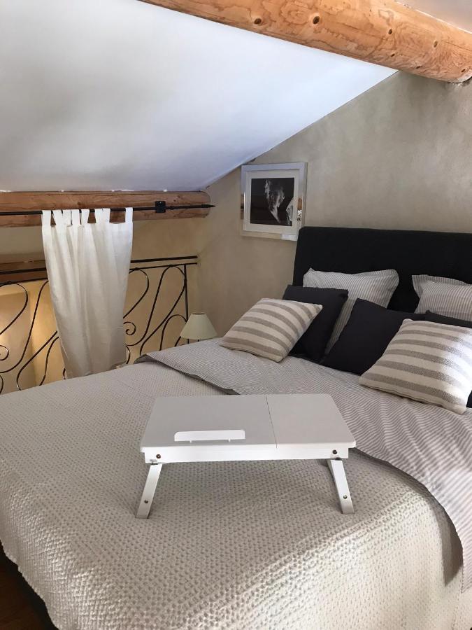 Les Gouts Et Les Couleurs Aparthotel Cucuron Ngoại thất bức ảnh